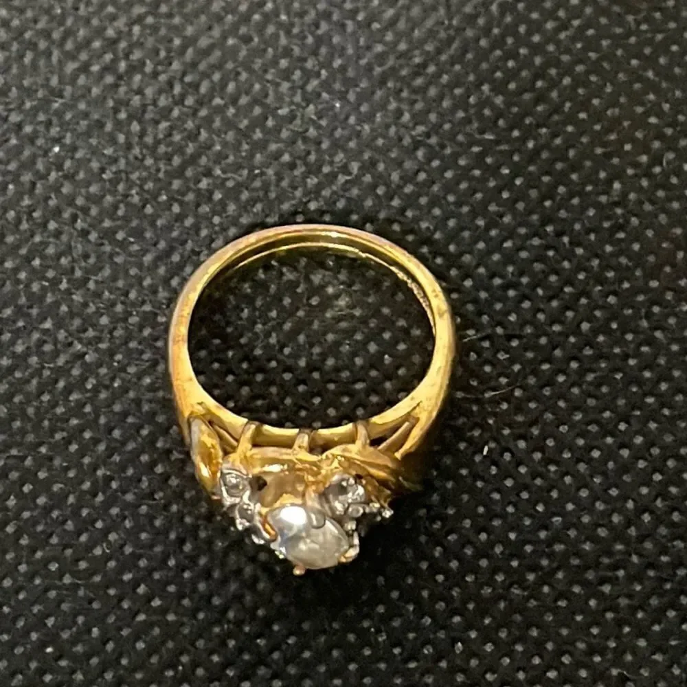 Beautiful Ring With White Gems